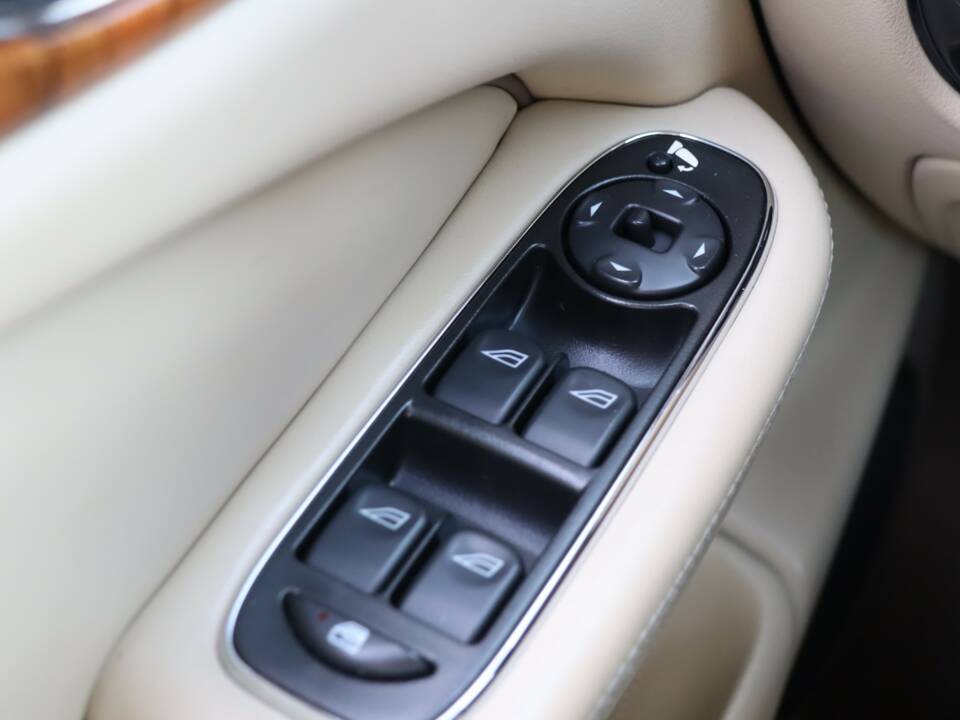 Imagen 25/50 de Jaguar XJ 8 4.2 (2006)