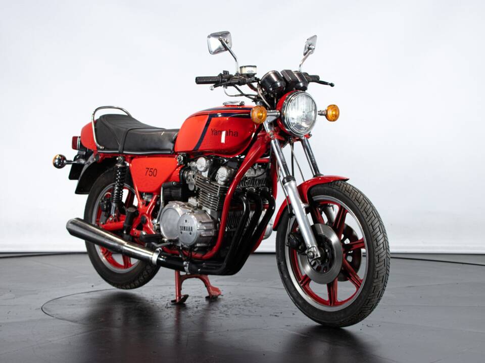 Image 6/50 of Yamaha XS 750 (1979)