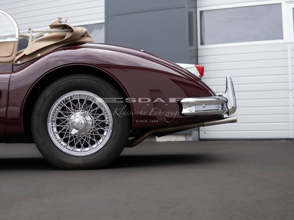 Image 19/32 de Jaguar XK 140 OTS (1955)