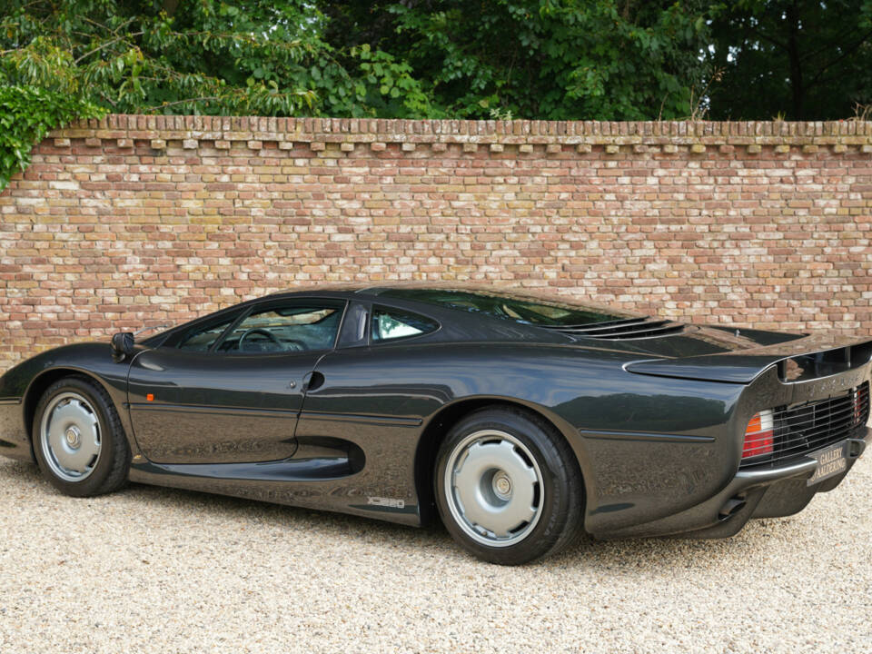 Image 15/50 of Jaguar XJ 220 (1993)