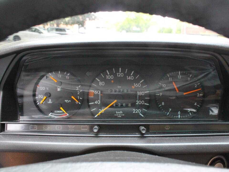 Image 13/27 of Mercedes-Benz 190 E (1987)