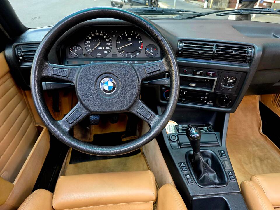 Bild 23/31 von BMW 320i (1988)