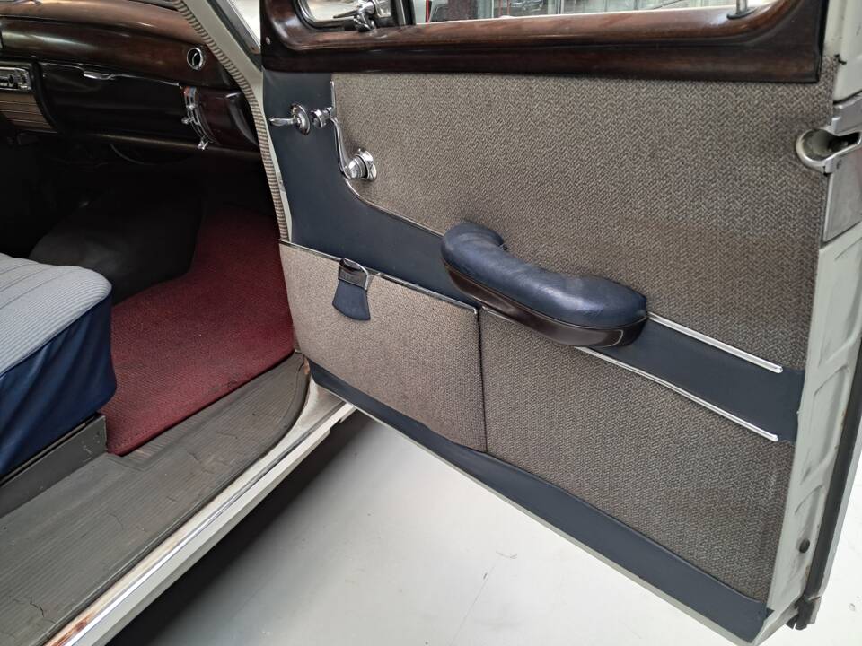 Imagen 8/18 de Mercedes-Benz 220 S (1958)