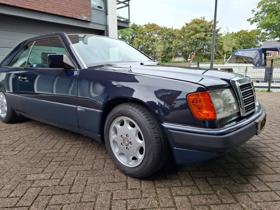Immagine 8/14 di Mercedes-Benz 230 CE (1992)