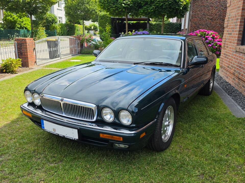 Image 3/26 of Jaguar XJ 6 4.0 Sovereign (1996)