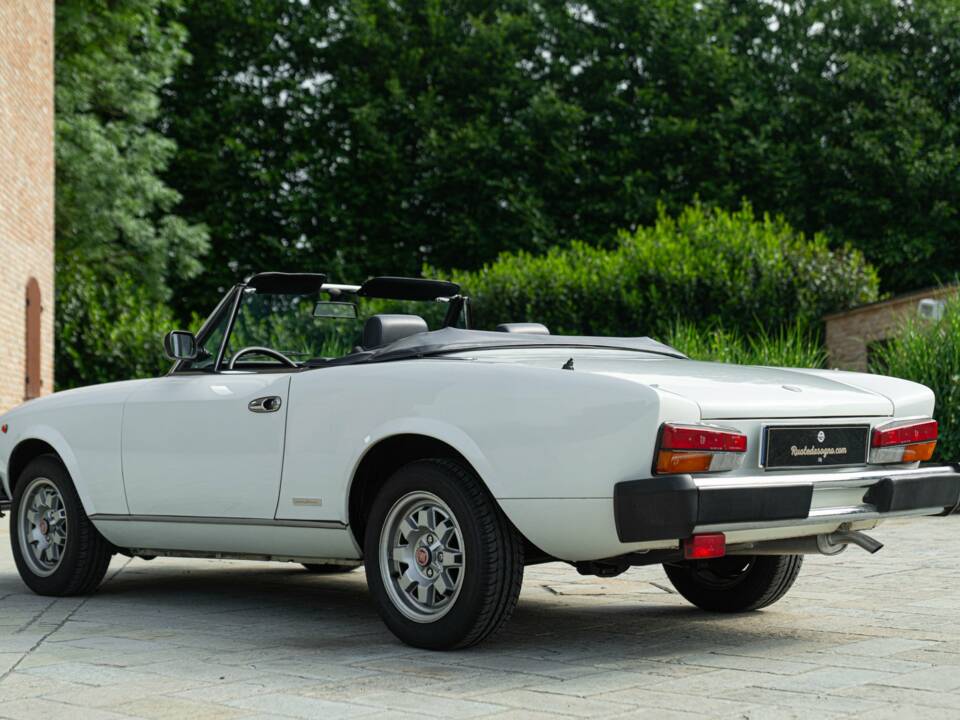 Image 9/50 of FIAT Spider 2000 Pininfarina 50th Anniversary Edition (1981)