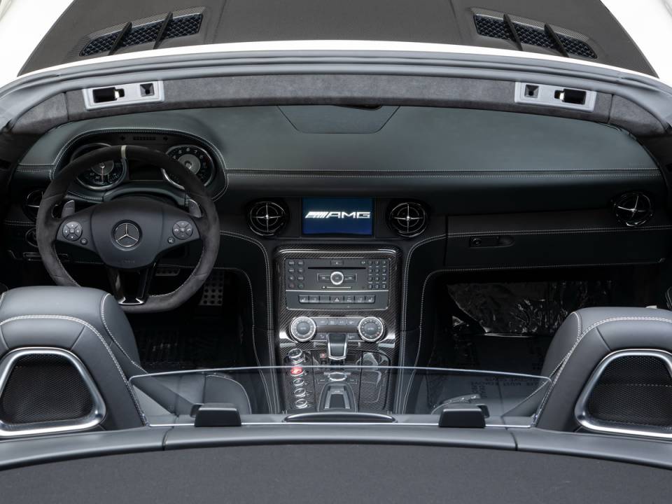 Immagine 35/50 di Mercedes-Benz SLS AMG GT Roadster (2014)