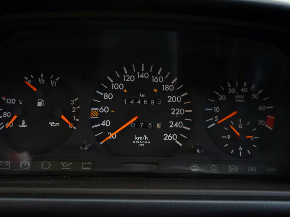 Bild 25/35 von Mercedes-Benz E 320 (1993)