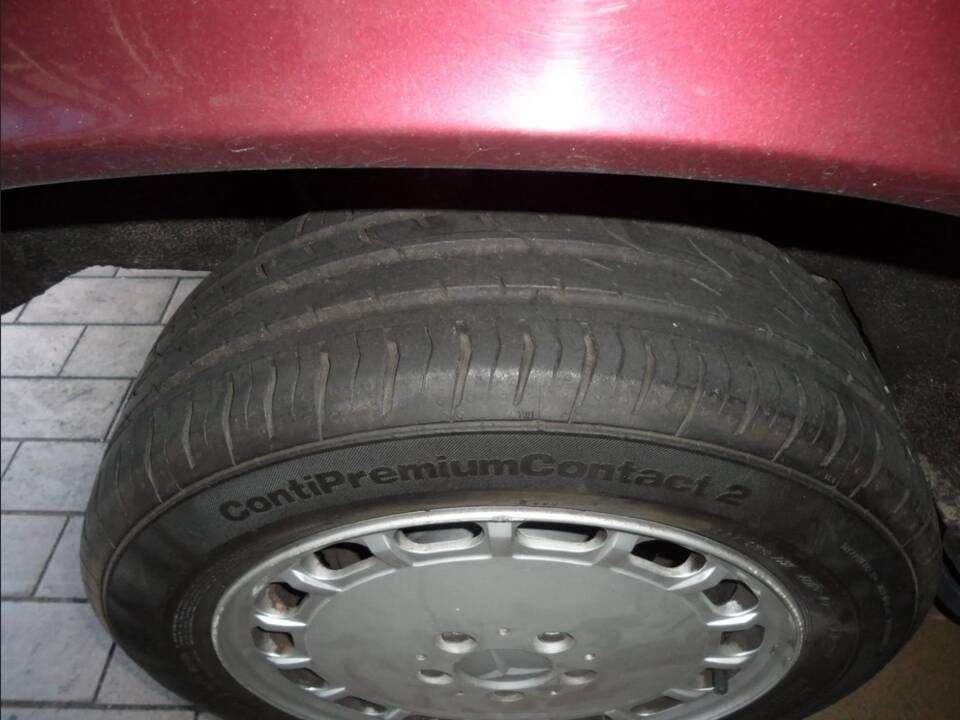 Image 132/137 of Mercedes-Benz 190 E 1.8 Avantgarde &quot;Rosso&quot; (1992)