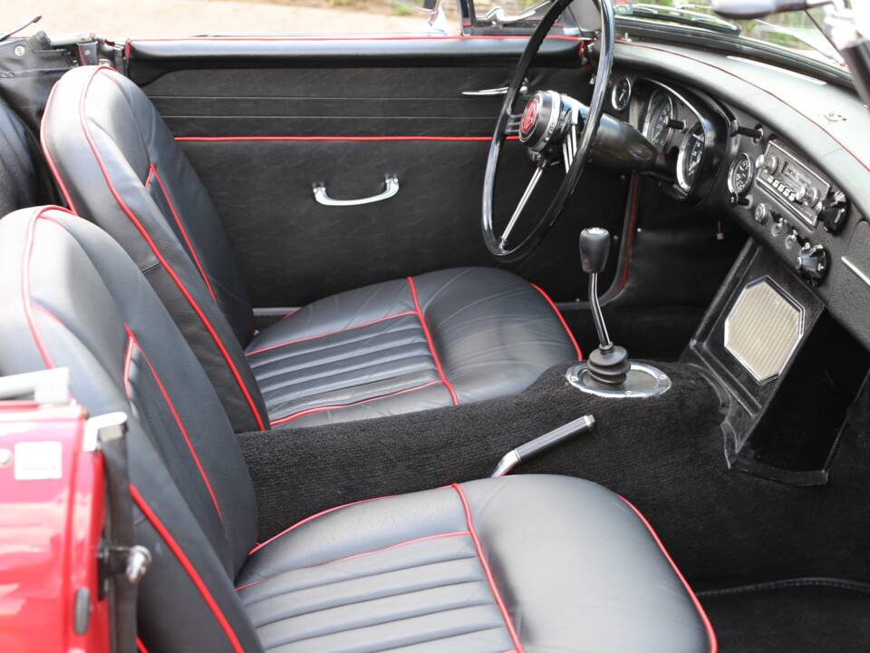 Image 24/49 of MG MGB (1966)