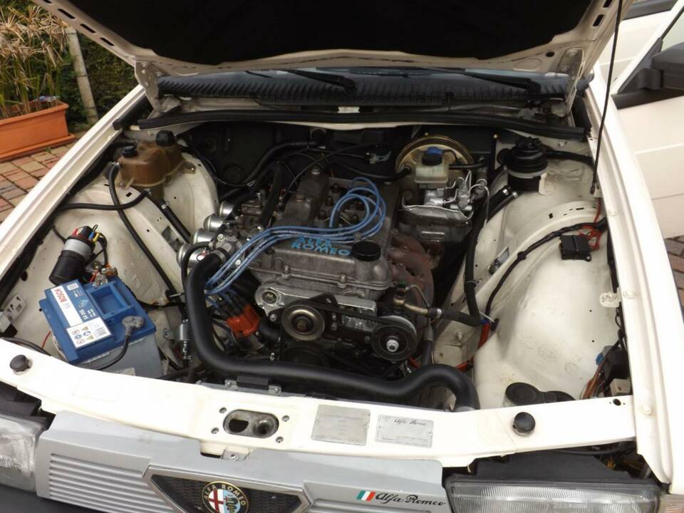 Image 20/50 of Alfa Romeo 75 2.0 (1986)