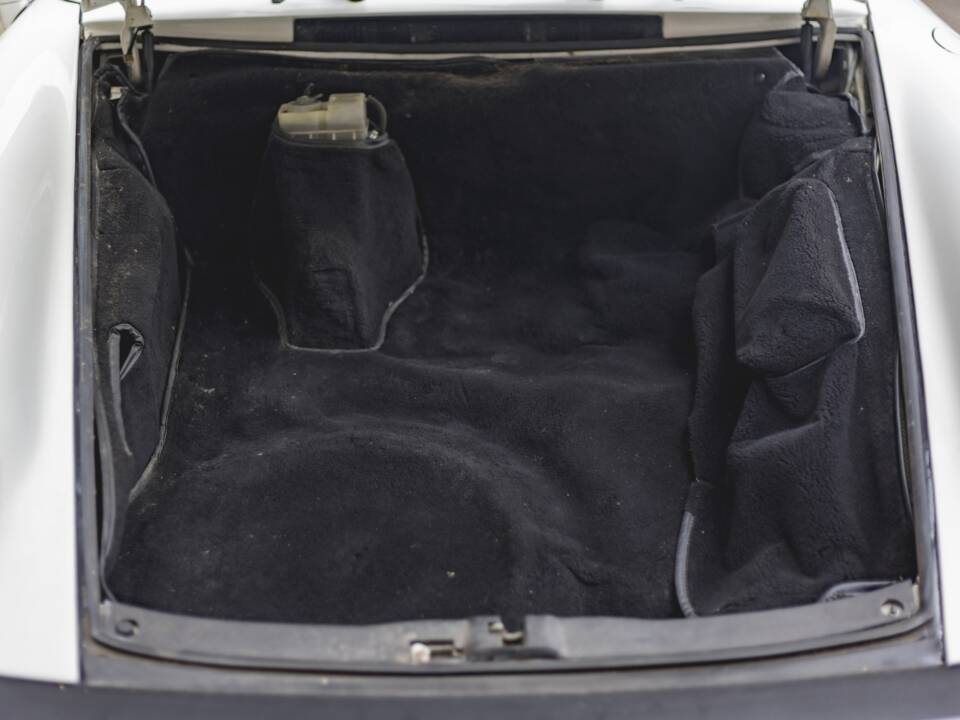 Image 23/33 of Porsche 911 Carrera 3.2 (1988)