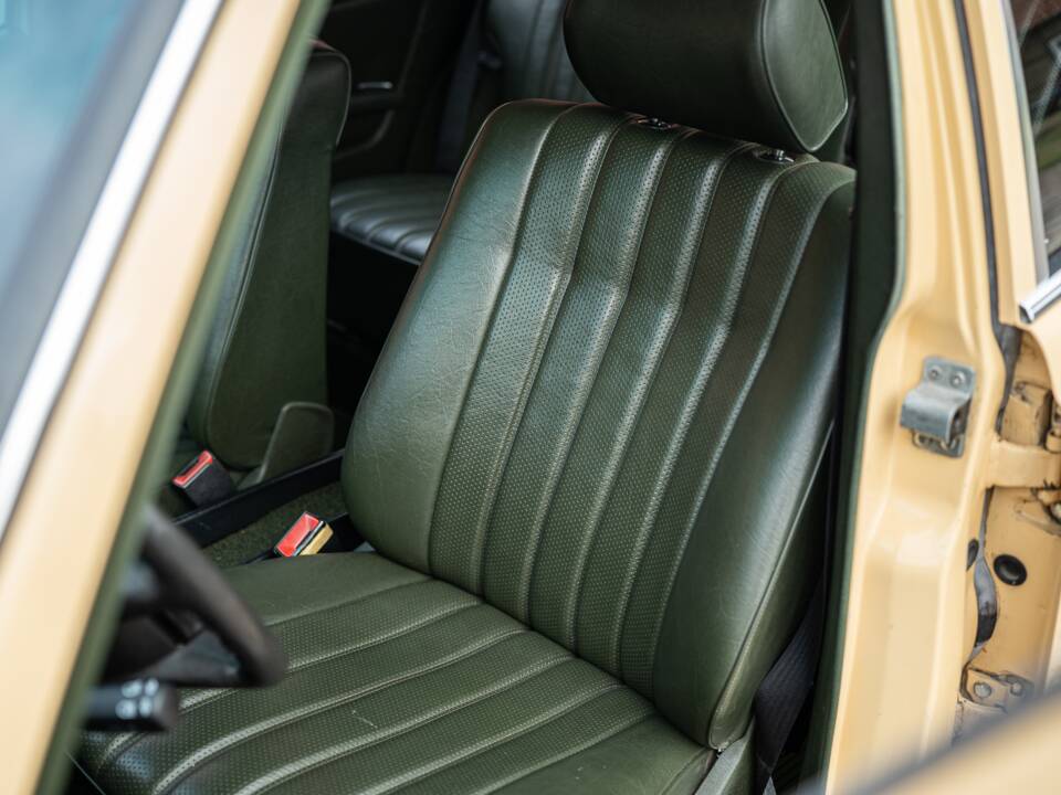 Image 20/53 de Mercedes-Benz 200 T (1982)