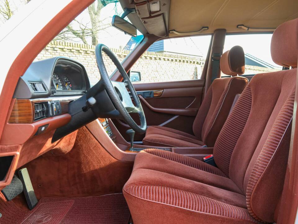 Image 17/50 de Mercedes-Benz 280 S (1988)