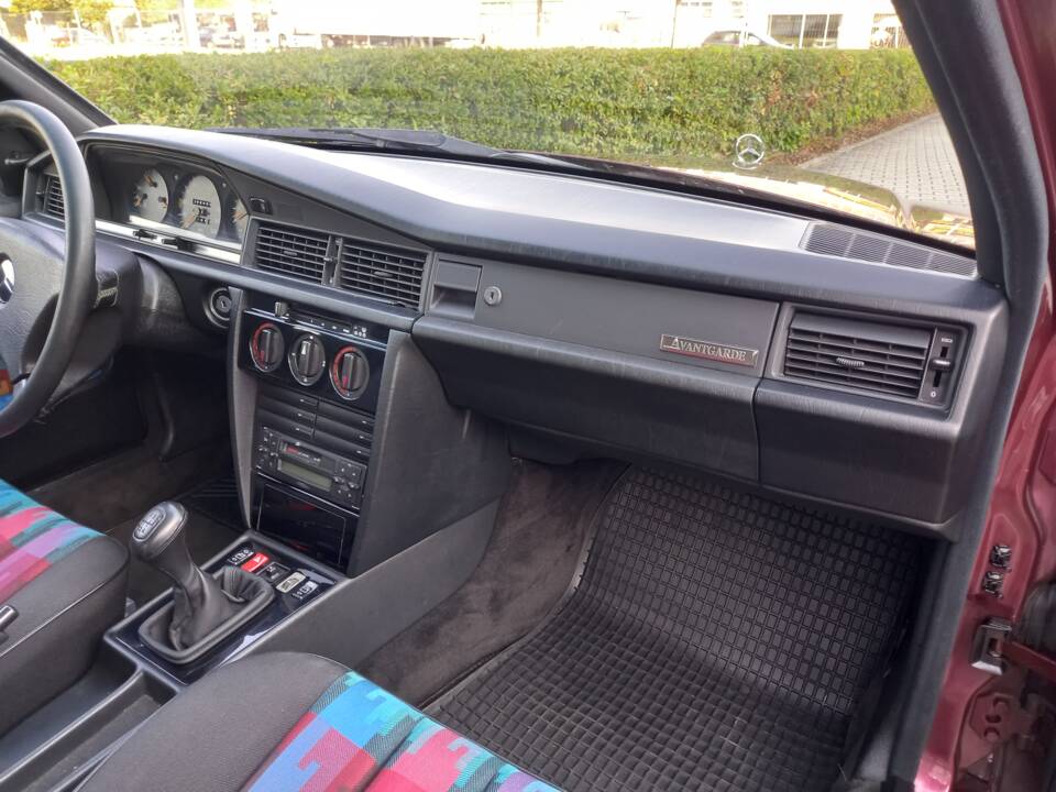 Image 64/137 of Mercedes-Benz 190 E 1.8 Avantgarde &quot;Rosso&quot; (1992)