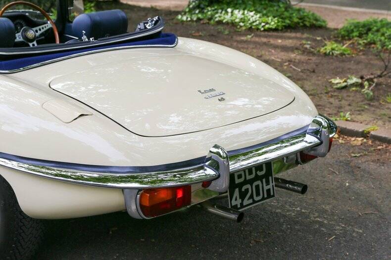 Image 16/50 de Jaguar E-Type (1969)