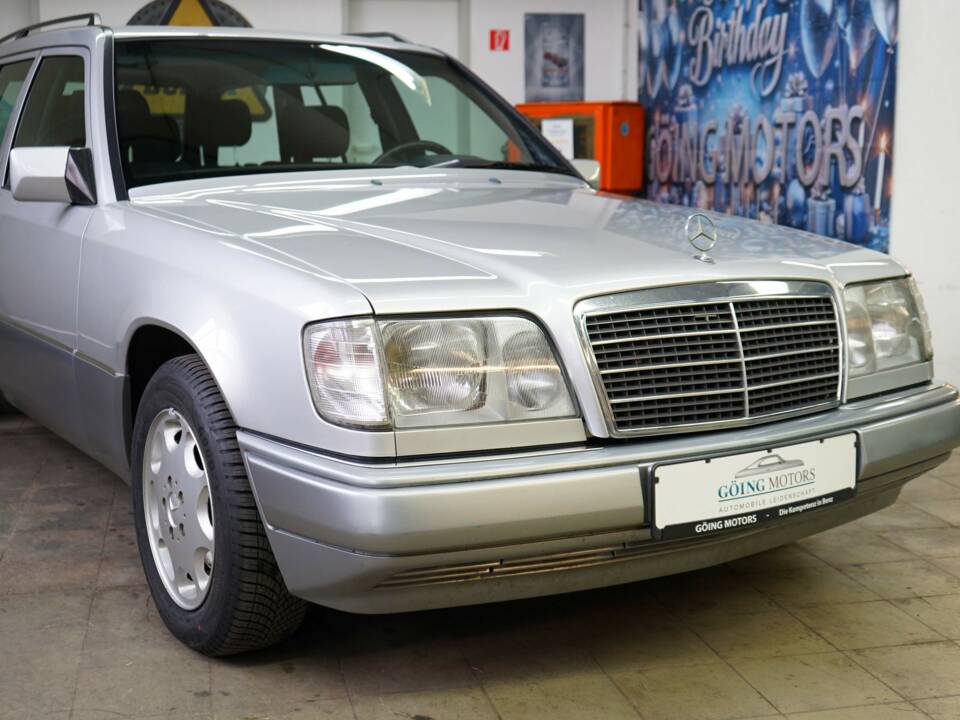 Image 3/36 de Mercedes-Benz E 220 T (1993)