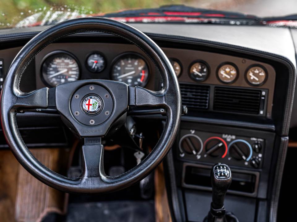 Image 38/50 of Alfa Romeo SZ (1990)