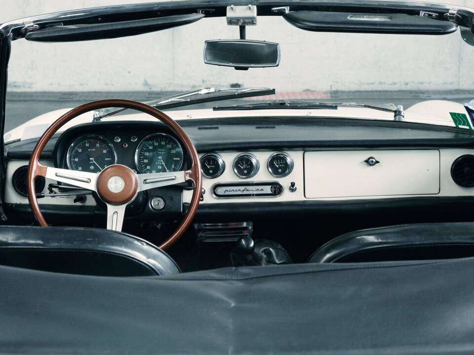 Image 47/50 of Alfa Romeo 1600 Spider Duetto (1966)