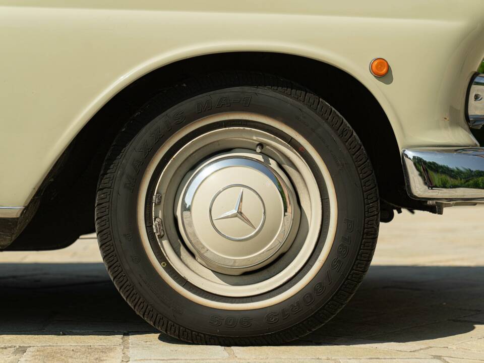 Image 22/50 of Mercedes-Benz 200 (1966)