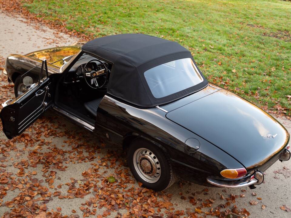 Image 25/51 of Alfa Romeo 1600 Spider Duetto (1966)