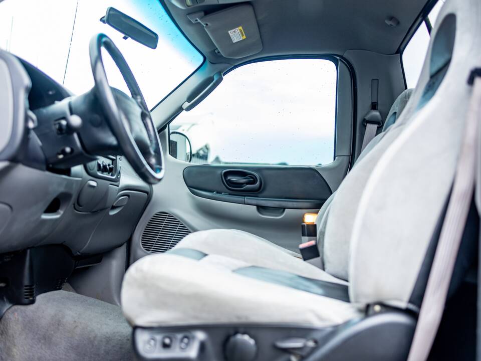 Image 41/50 of Ford F-150 SVT Lightning (2002)