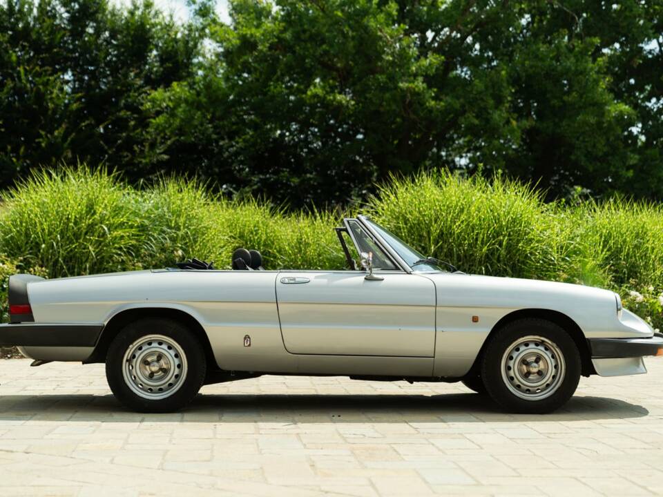 Image 12/50 of Alfa Romeo 2.0 Spider (1985)