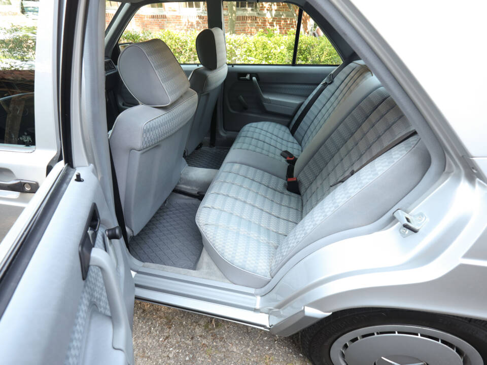 Immagine 12/100 di Mercedes-Benz 190 E 2.3 (1992)