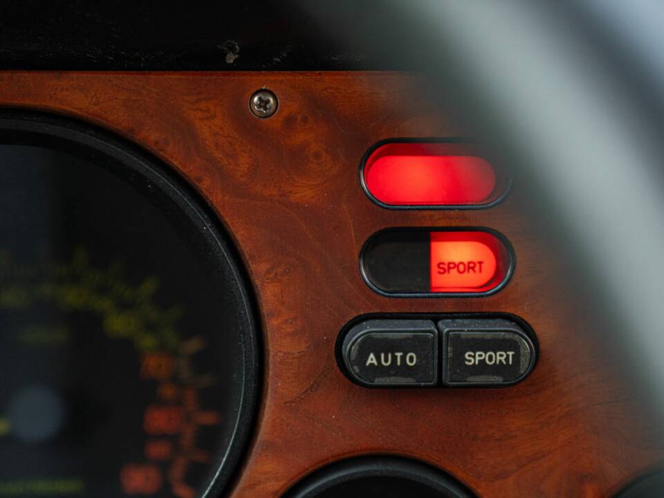 Image 43/50 of Lancia Thema 8.32 (1989)