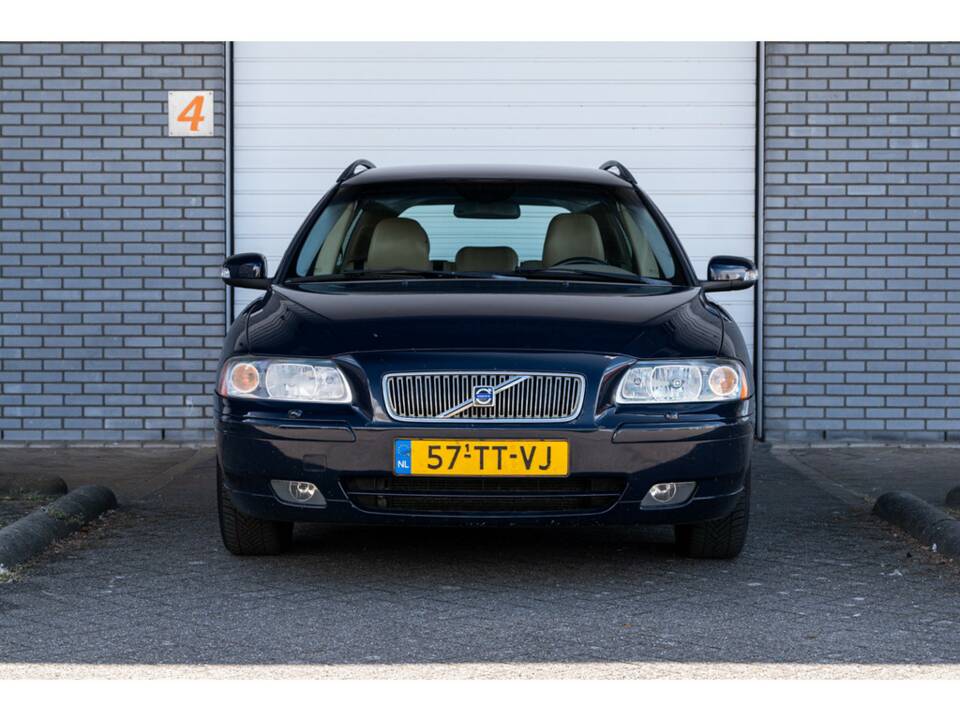 Image 3/43 of Volvo V 70 2.4 (2007)