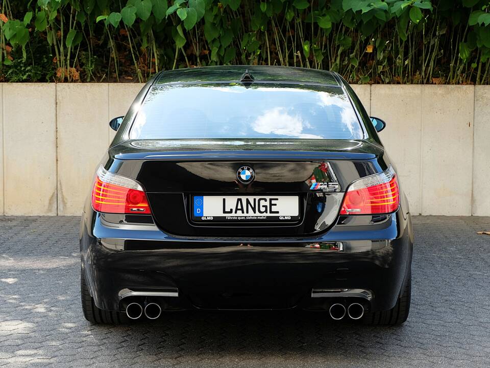 Image 8/51 of BMW M5 (2007)