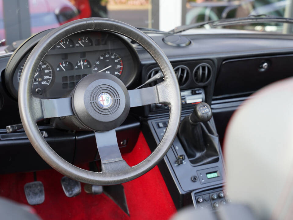Bild 21/50 von Alfa Romeo 2.0 Spider QV (1987)