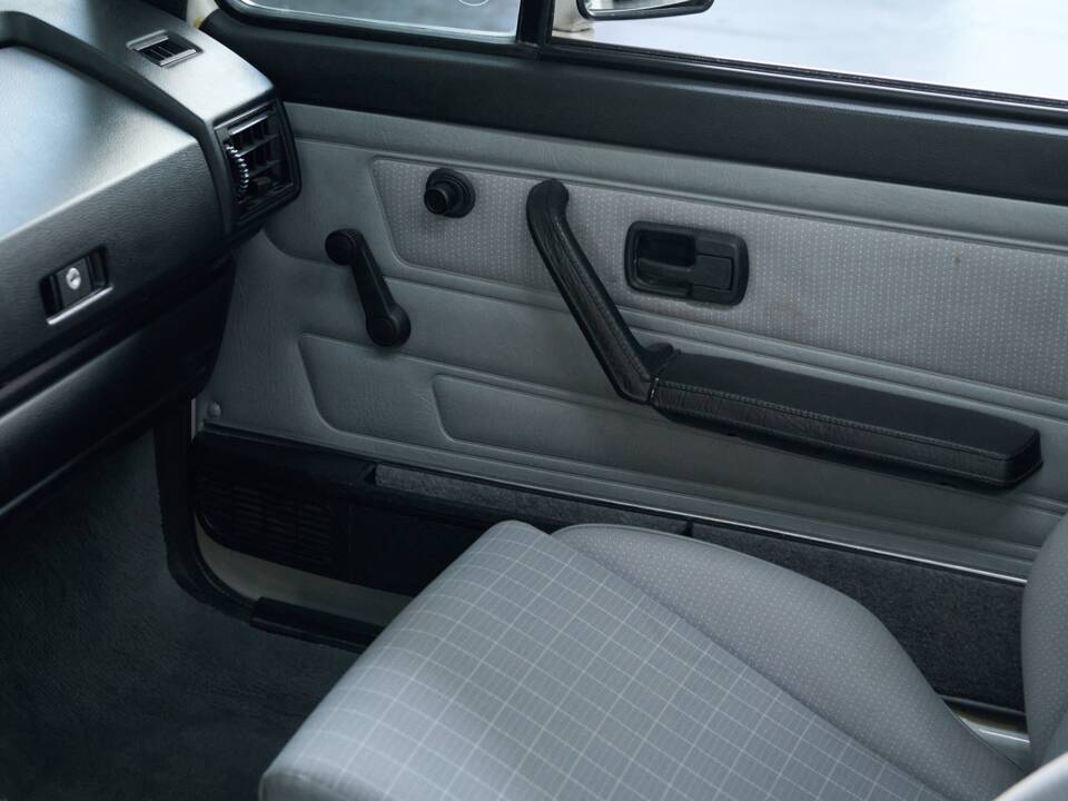 Image 45/50 of Volkswagen Golf Mk I Convertible 1.8 (1989)