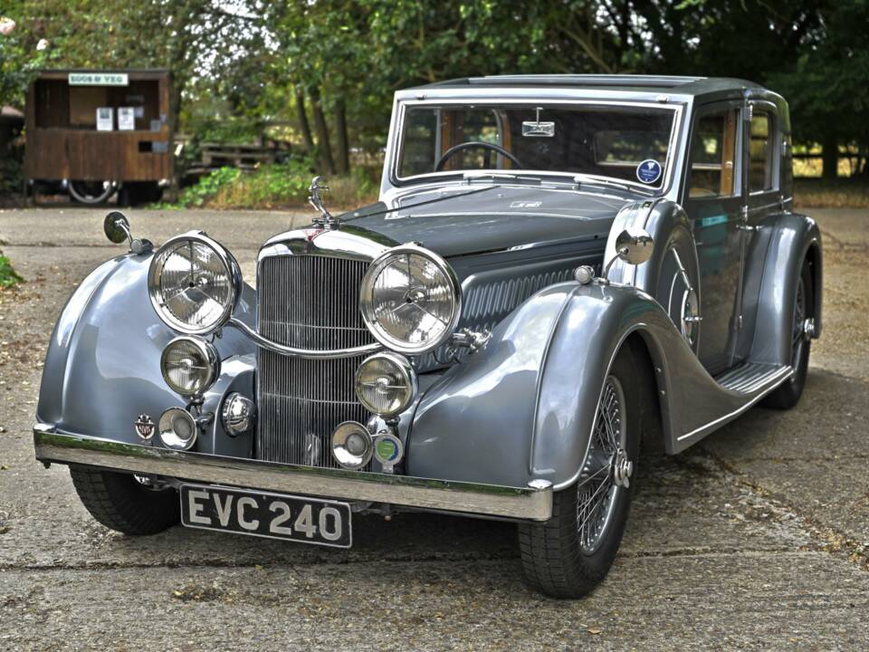 Image 7/50 of Alvis 4.3 Liter Saloon (1940)
