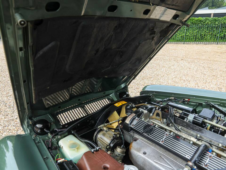 Image 16/50 of Jaguar XJ 6 4.2 (1985)