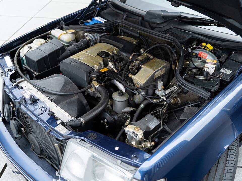 Image 43/45 of Mercedes-Benz E 220 (1995)