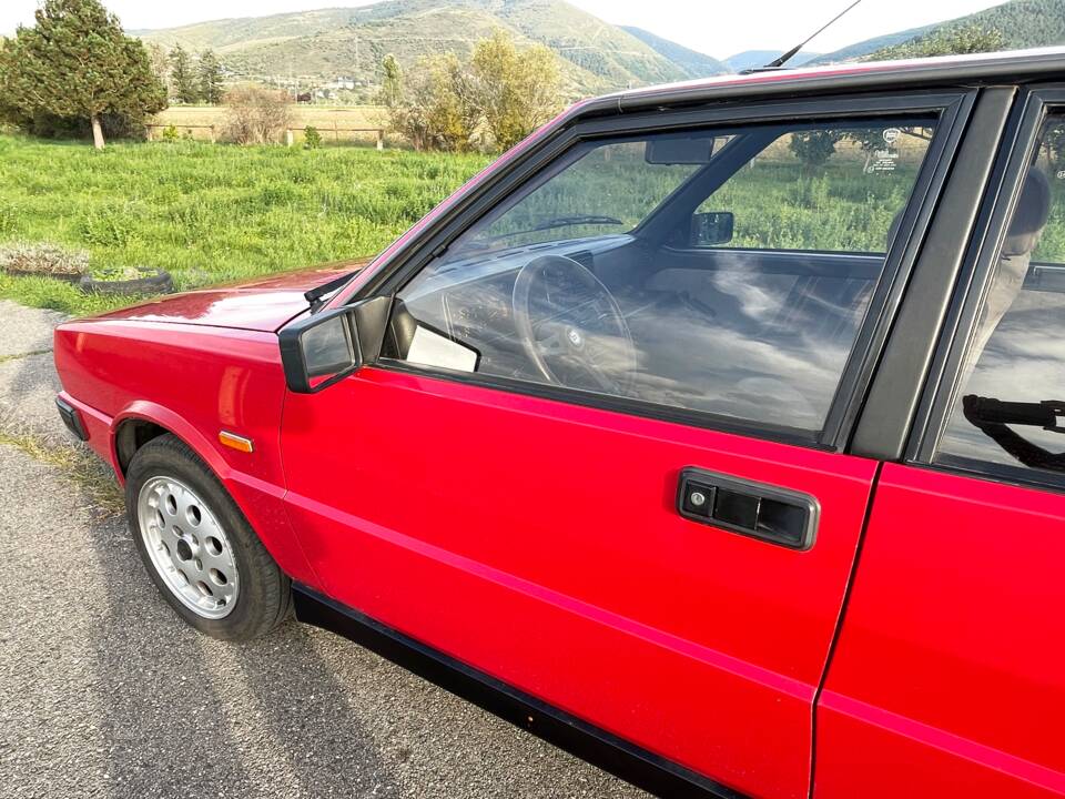 Image 2/12 de Lancia Delta 1.6 HF (1990)