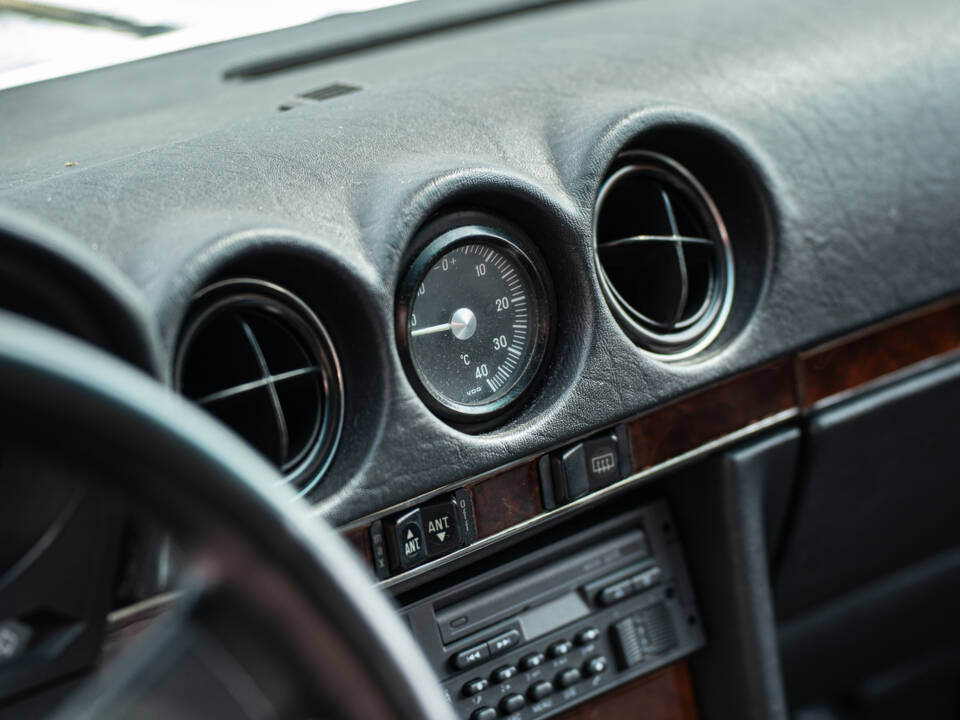Image 48/68 of Mercedes-Benz 500 SL (1984)