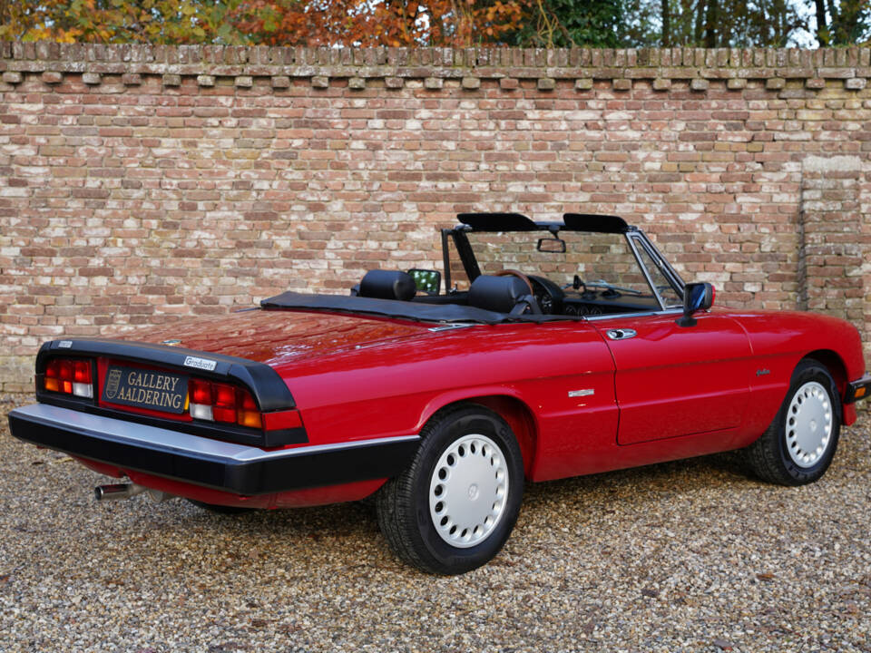 Immagine 30/50 di Alfa Romeo 2.0 Spider (1988)