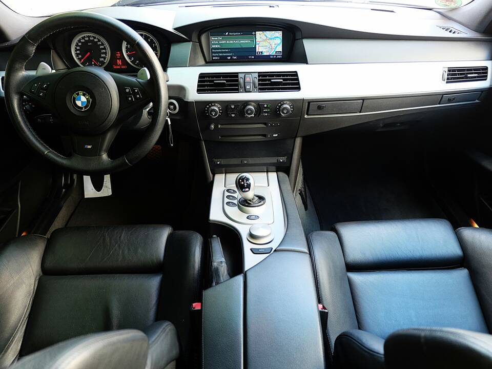 Image 35/51 of BMW M5 (2007)