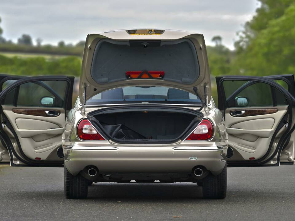 Afbeelding 19/50 van Jaguar XJ 8 4.2 (2003)