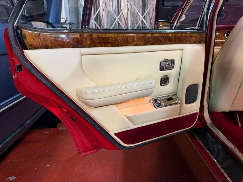 Image 30/50 of Bentley Turbo R (1988)