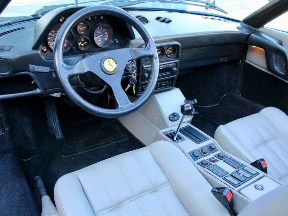 Image 11/18 de Ferrari 328 GTS (1989)