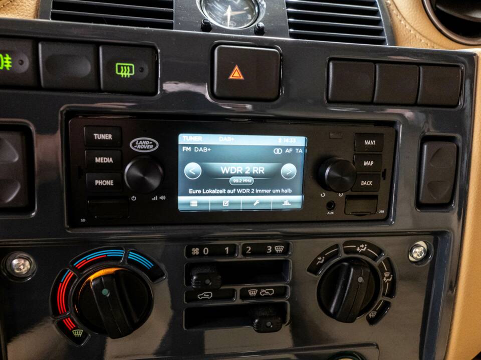 Image 18/26 of Land Rover Defender 90 (2014)