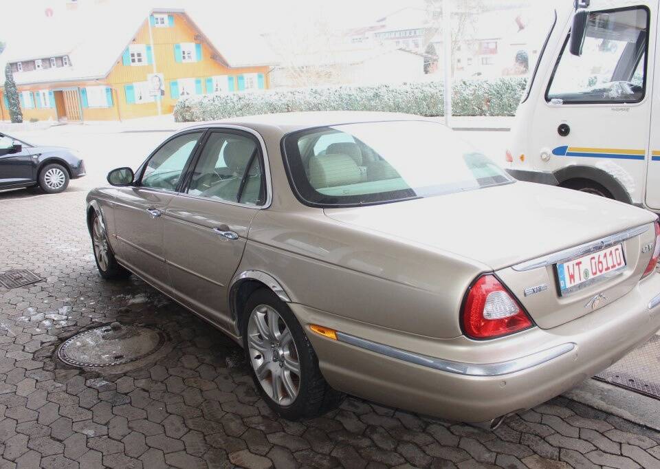 Image 4/24 de Jaguar XJ 8 4.2 (2005)