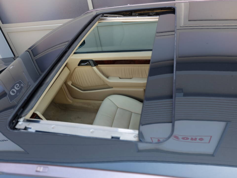 Image 33/63 of Mercedes-Benz 300 CE (1991)