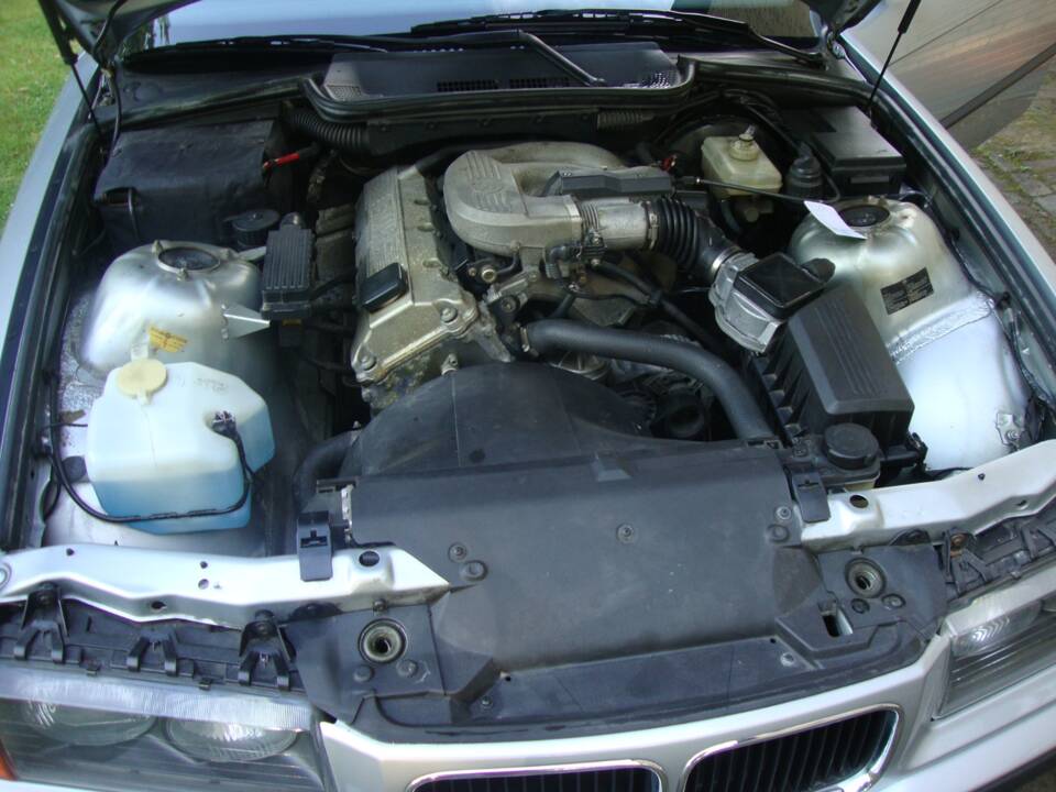 Afbeelding 33/39 van BMW 316i (1993)