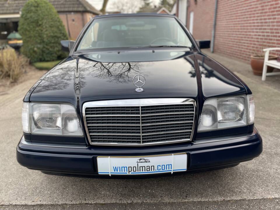 Image 22/25 of Mercedes-Benz E 200 (1996)
