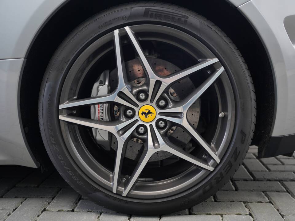 Bild 46/50 von Ferrari California T (2015)