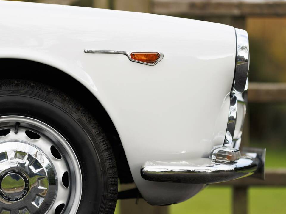 Image 31/50 of Alfa Romeo 2600 Spider (1964)